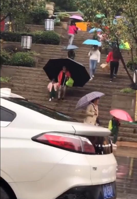 没有雨伞的孩子图片 雨天没伞的孩子 图片