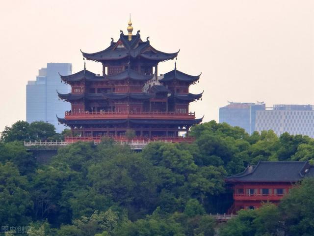 巨蛇和雷峰塔 千年雷峰塔竟然冒出一条大蛇